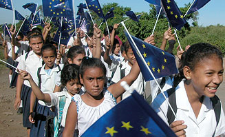 Schulmädchen mit Flaggen der Europäischen Union. Foto: EU Fotopool